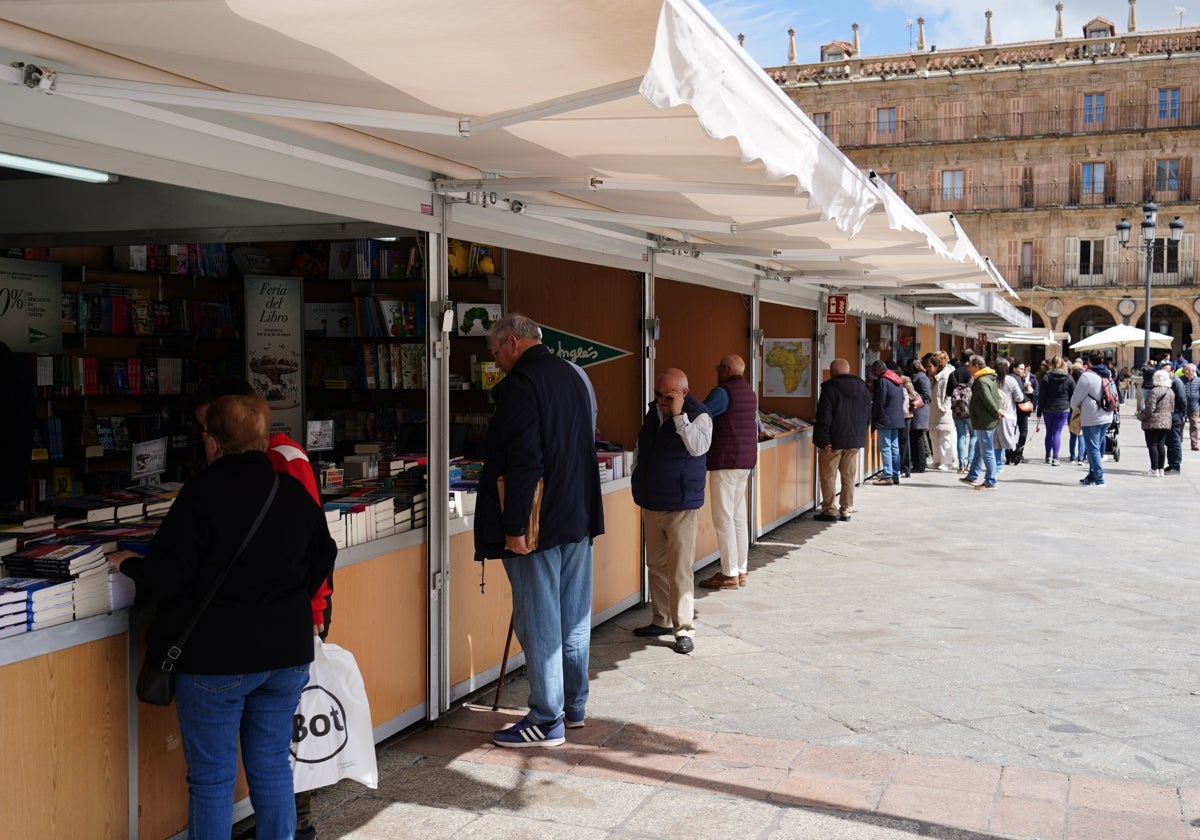 Salmantinos y turistas durante el primer día de apertura de la Feria del Libro.