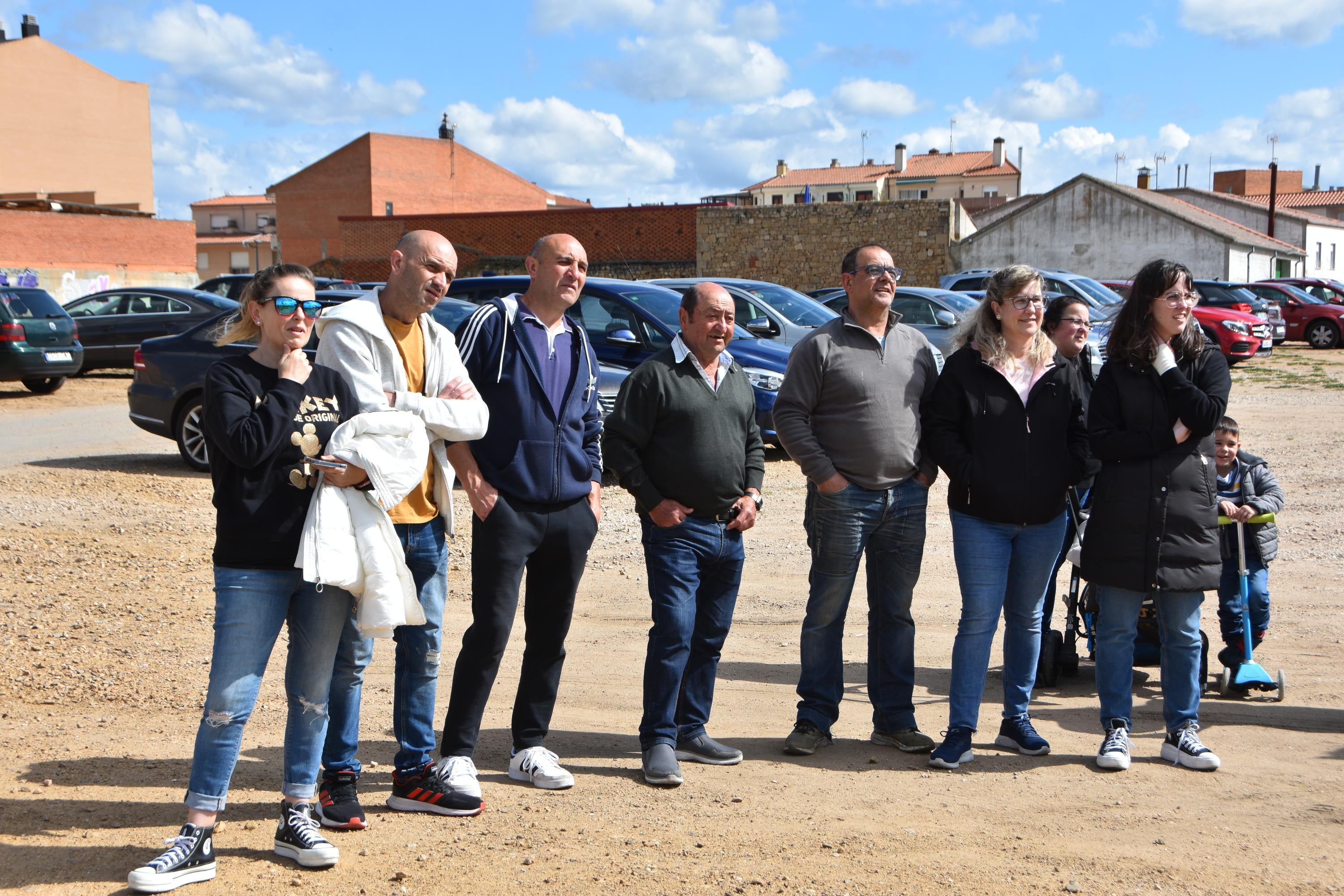 Los quintos de Villares levantan un &#039;Mayo&#039; de 14 metros