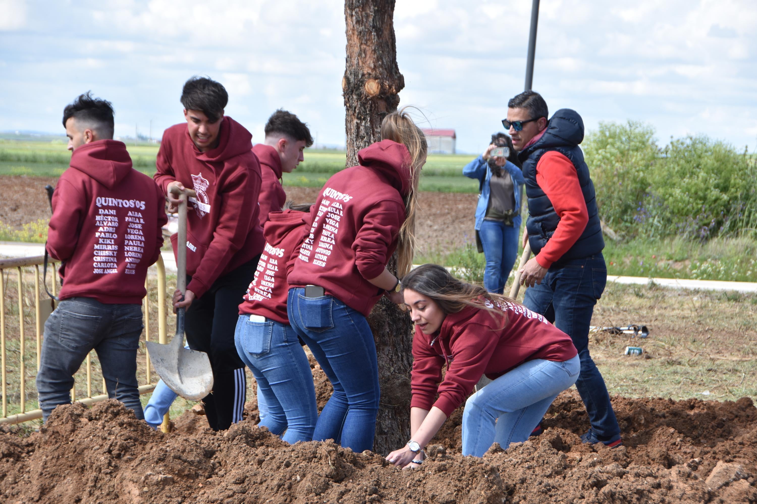 Los quintos de Villares levantan un &#039;Mayo&#039; de 14 metros