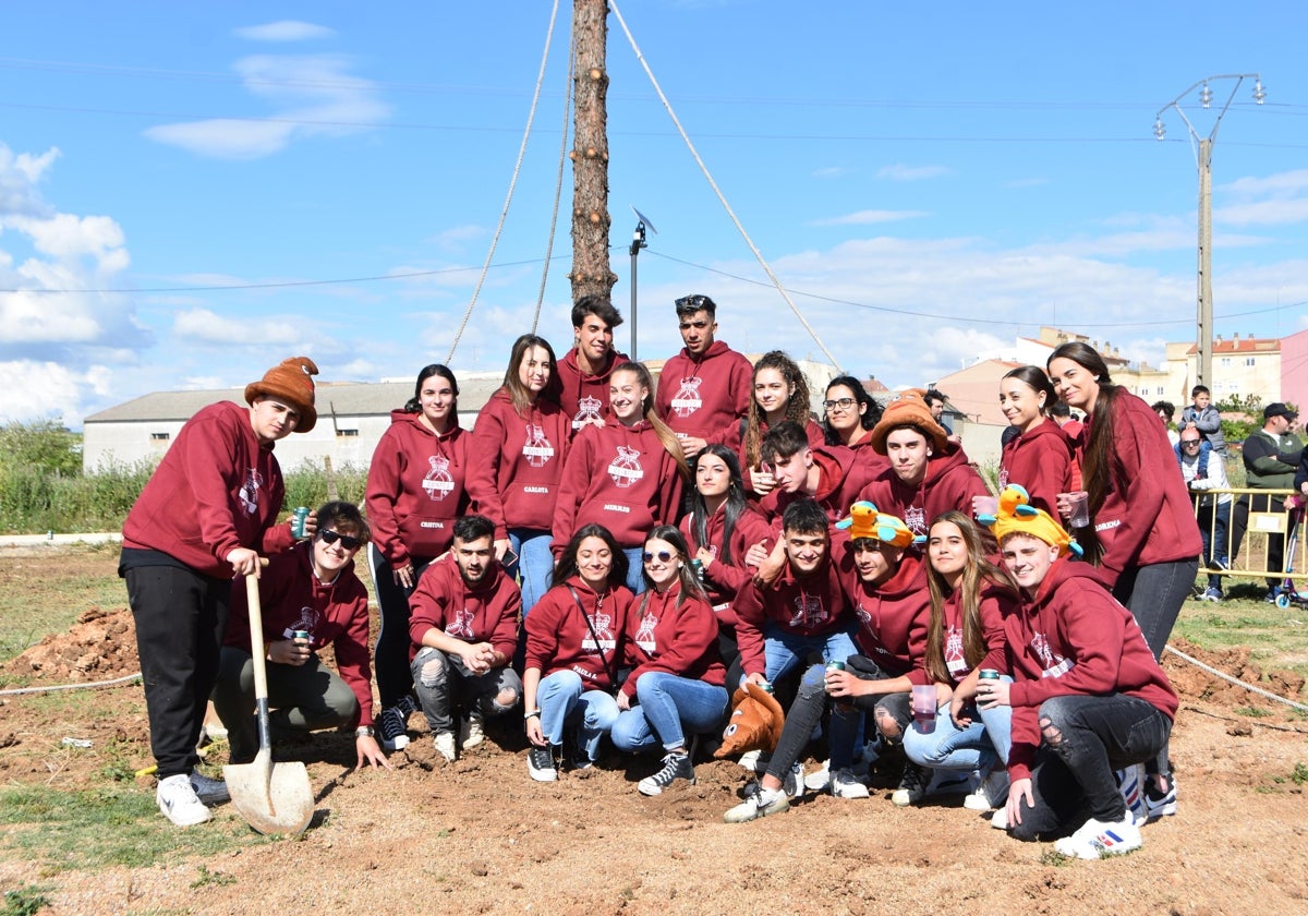 Los quintos de Villares levantan un &#039;Mayo&#039; de 14 metros