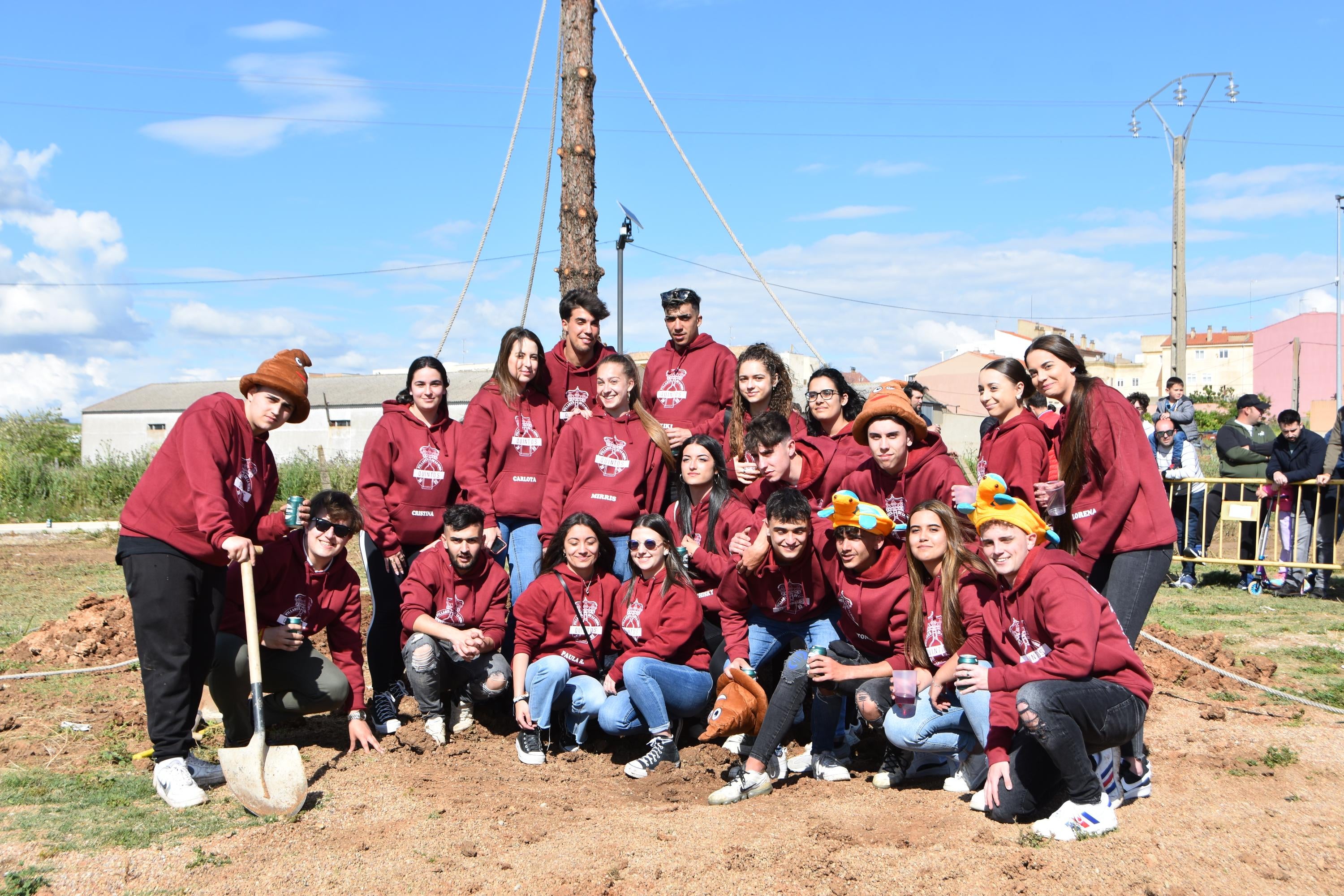 Los quintos de Villares levantan un &#039;Mayo&#039; de 14 metros