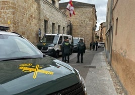 Guardia Civil a las puertas de los Juzgados de Ciudad Rodrigo durante la comparecencia tras la operación contra 'Los Moruchos'.