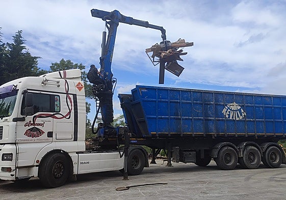 Imagen de un camión trabajando en la retirada de los residuos acumulados en el Punto Limpio.