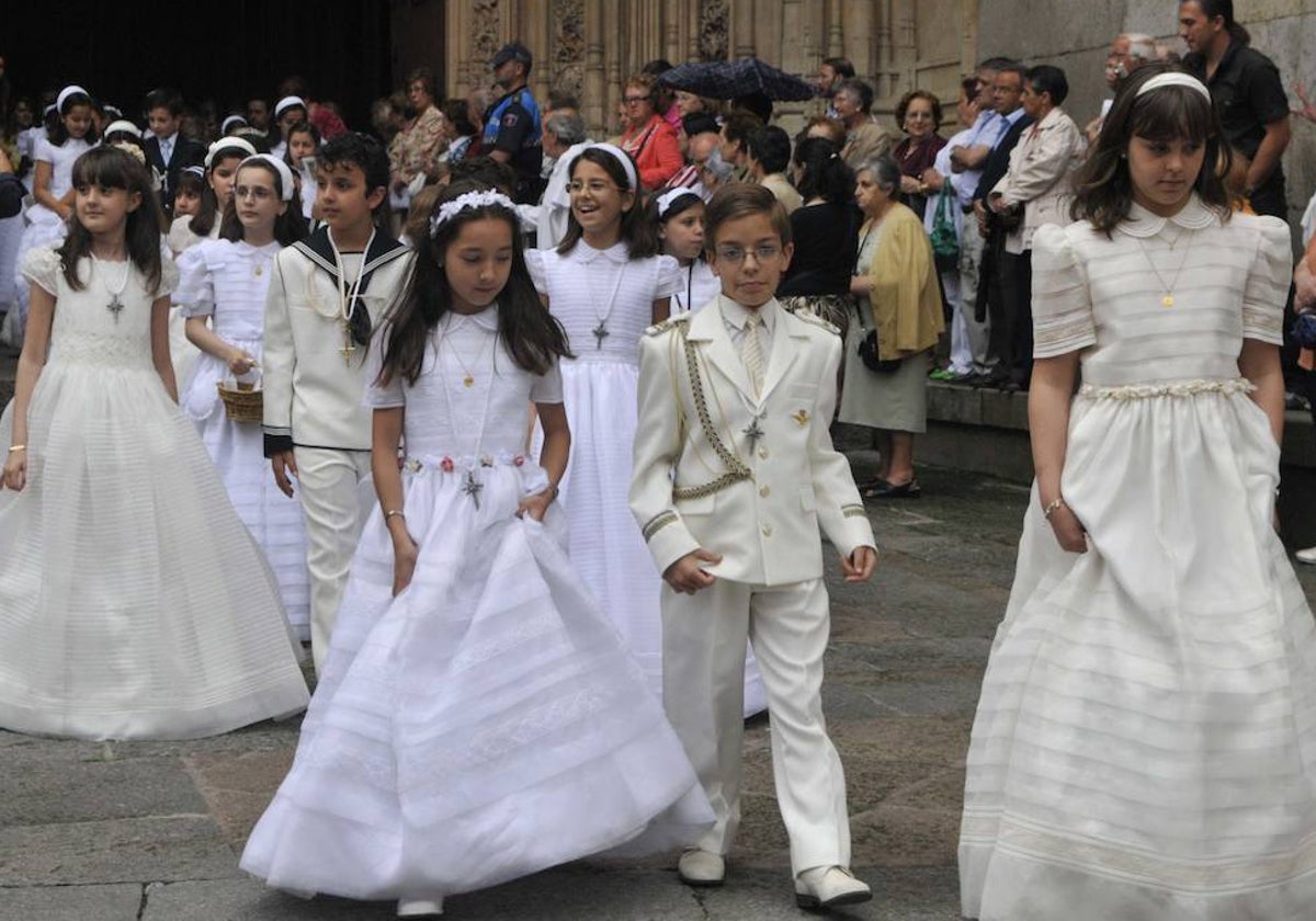 Niños vestidos con los trajes de la comunión.