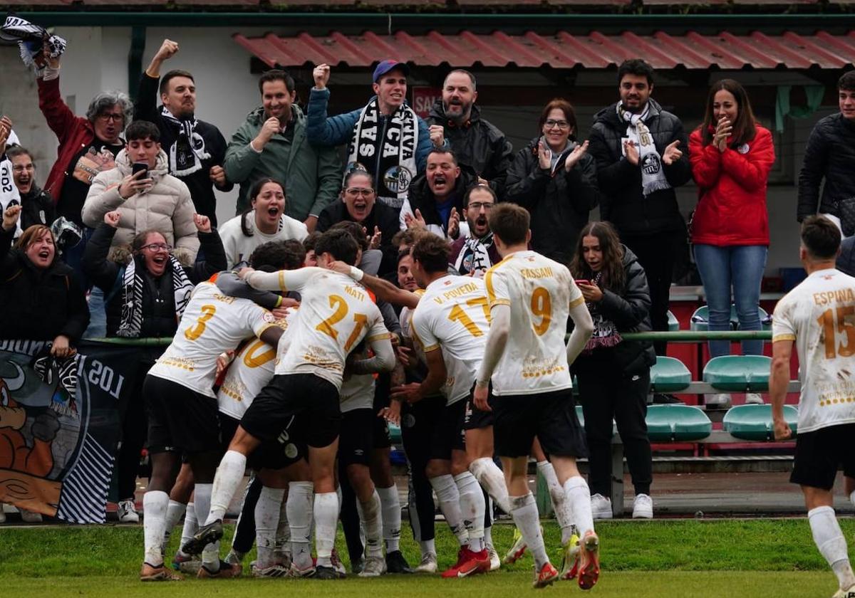 Los jugadores del Salamanca UDS celebran el tanto de Caramelo con la afición.