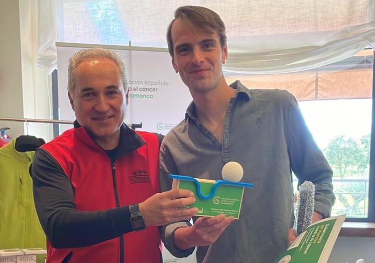 Ángel Losada, entregando el premio a Juan Bermúdez de Castro.