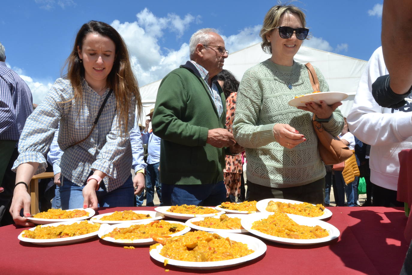 Deliciosa paella para 800 comensales en Cabrillas