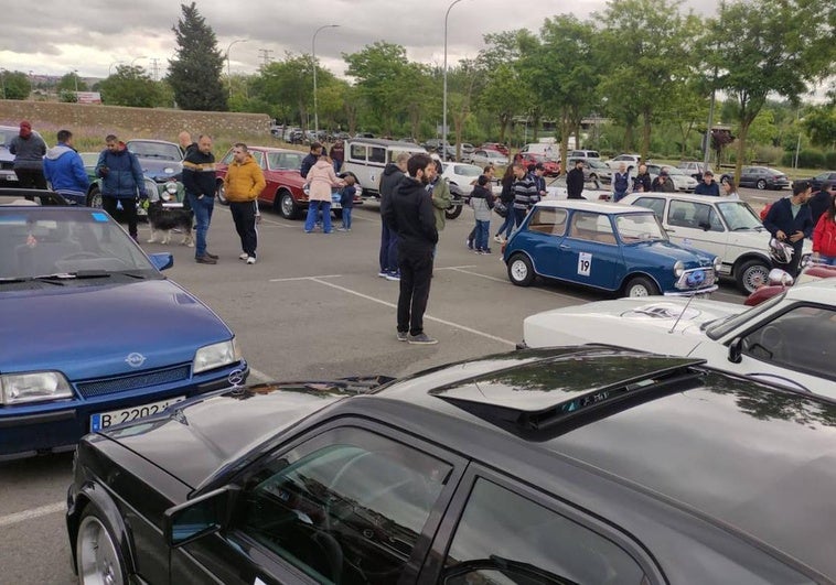 Imagen de los vehículos clásicos aparcados cerca de la sede de la Policía Local de Salamanca.