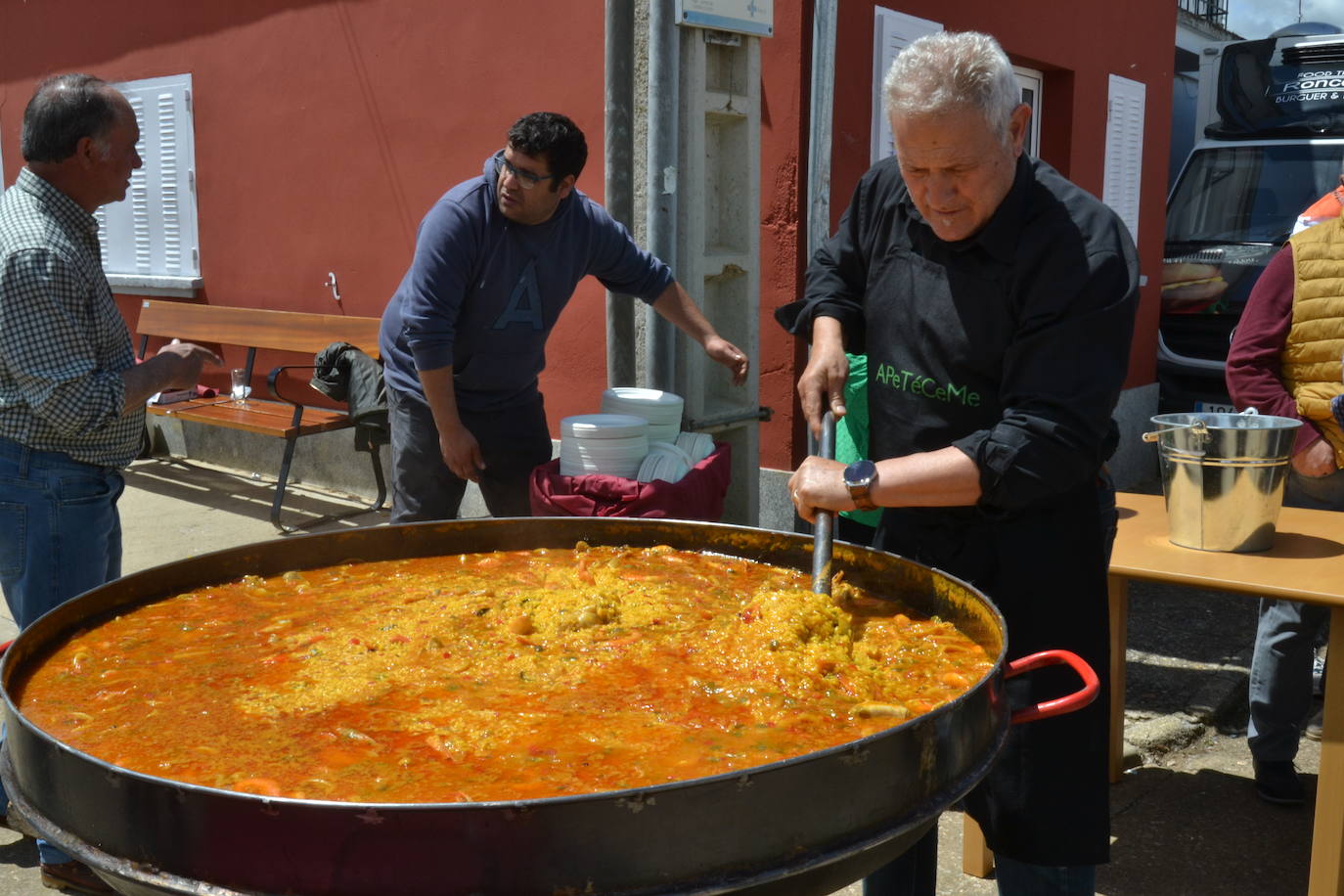 Deliciosa paella para 800 comensales en Cabrillas