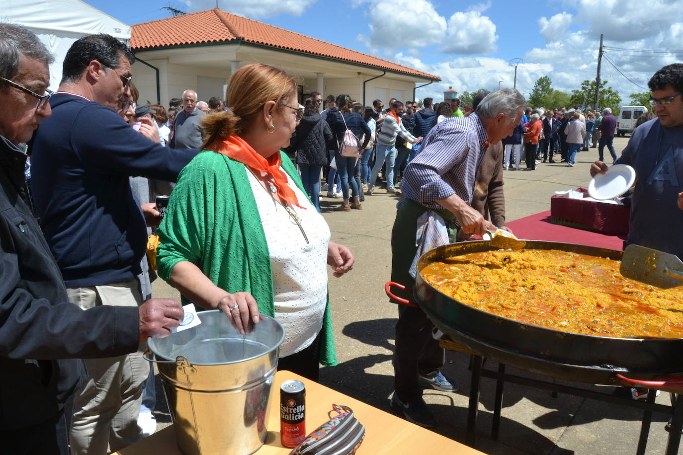 Deliciosa paella para 800 comensales en Cabrillas