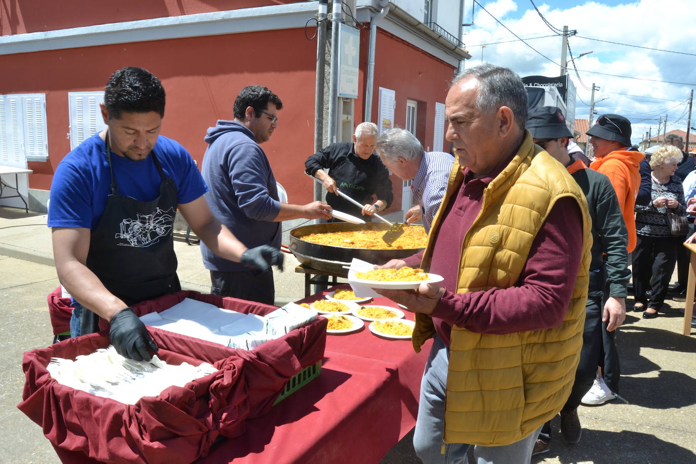 Deliciosa paella para 800 comensales en Cabrillas