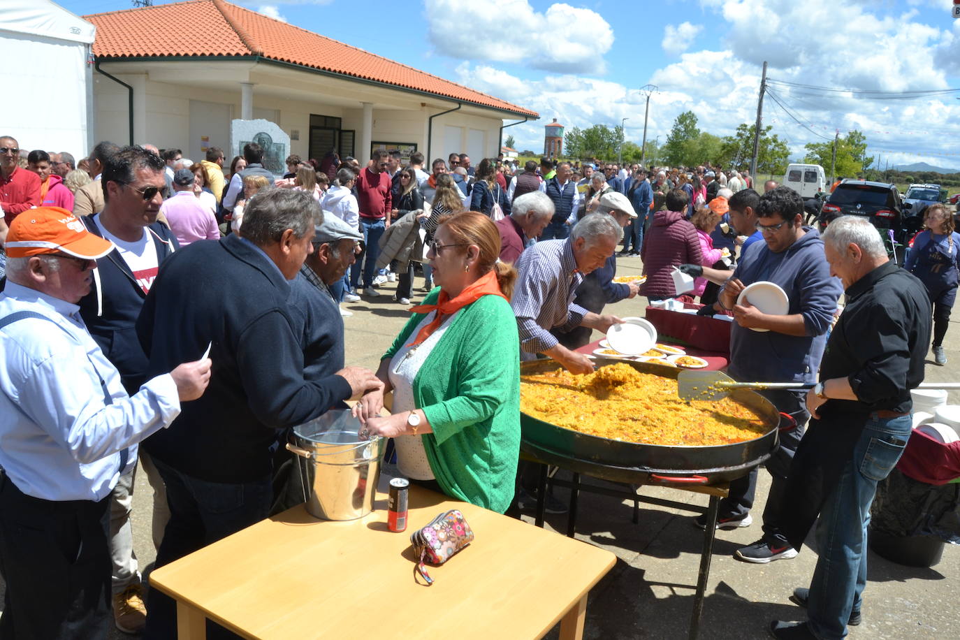 Deliciosa paella para 800 comensales en Cabrillas