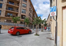 La calle Ancha, señalizada todavía como calle residencial.