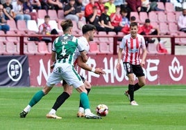 Acción de juego entre la UD Logroñés y el CD Guijuelo.