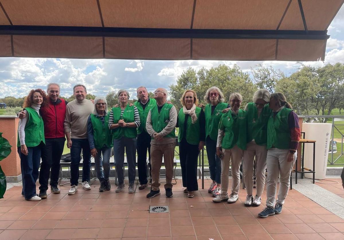 Foto de familia de los miembros de la AECC en Salamanca en la entrega de premios.