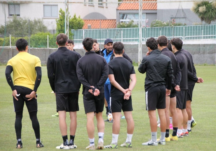 Charla de Jehu Chiapas a los 20 jugadores con los que ha contado en la sesión de este lunes.