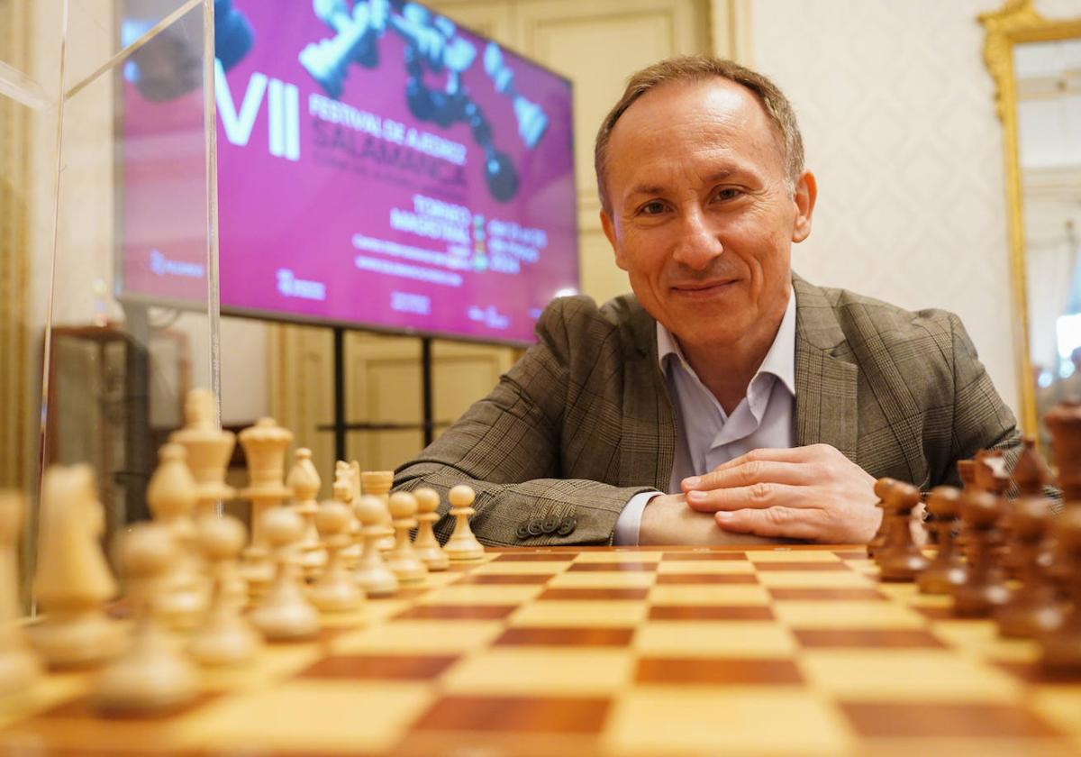 Amador González, junto a un tablero de ajedrez.
