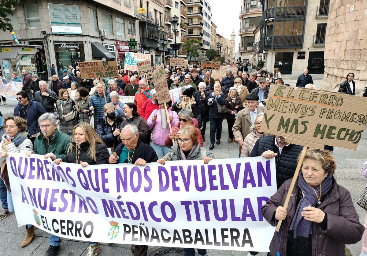 Imagen de la concentración celebrada en Salamanca el pasado 2 de mayo en defensa del médico para Peñacaballera y El Cerro