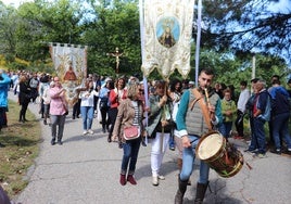 La comitiva sale de la curva de los paporros, una vez intercambiados los bastones de mando de los alcaldes, para marchar hacia el santuario y celebrar la misa