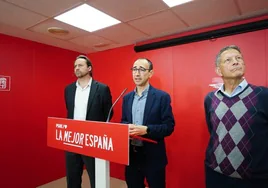 Cámara, Serrada y Hernández, este lunes en la sede del PSOE.