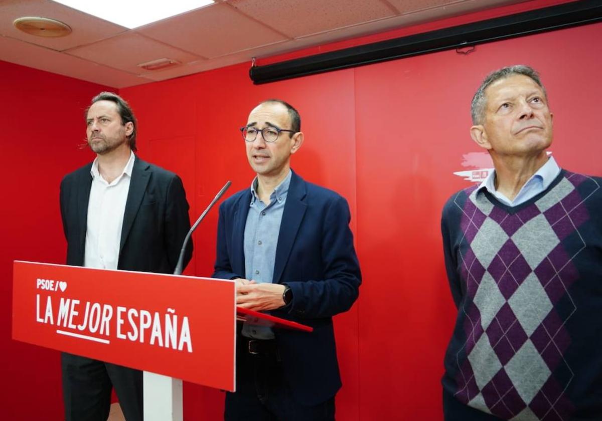 Cámara, Serrada y Hernández, este lunes en la sede del PSOE.