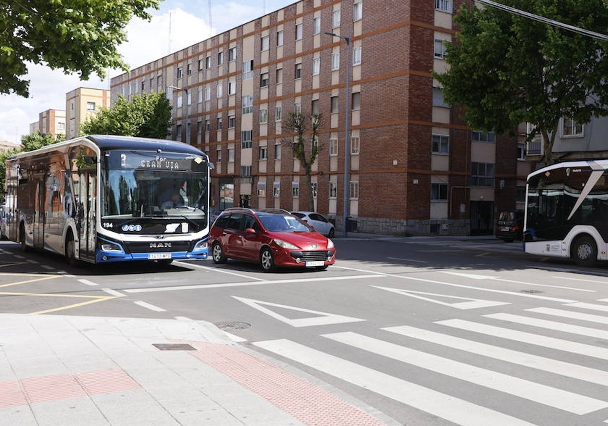 Autobús eléctrico en una de las calles del barrio de Garrido.