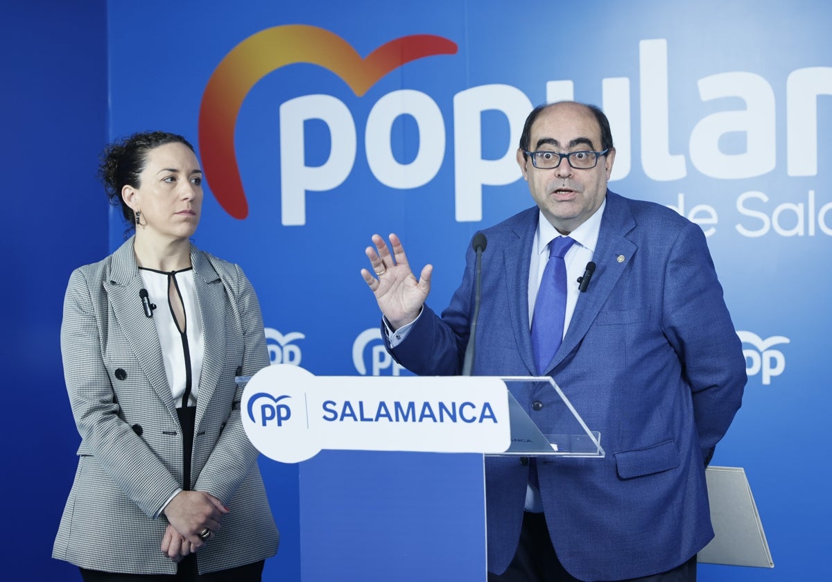 Pilar Sánchez y Fernando Rodríguez, portavoces de los grupos popular es en la Diputación Provincial y el Ayuntamiento de Salamanca, en la rueda de prensa en defensa de la tauromaquia.