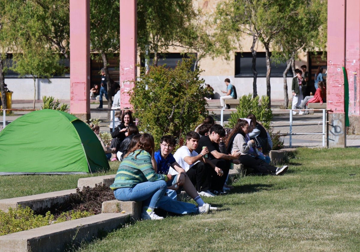 Estudiantes aprovechando las buenas temperaturas en el Campus Unamuno.