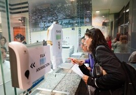 Dos aficionadas comprando entradas en la boutique del Salamanca.