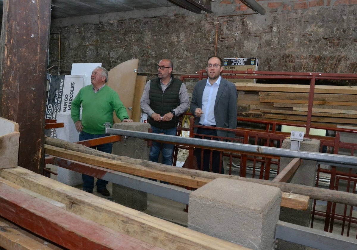 José Manuel Jerez, Ramón Sastre y Marcos Iglesias visitando los toriles del Ayuntamiento