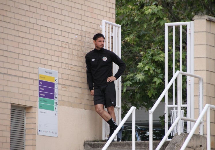 Alvarito siguiendo la sesión de este jueves desde las escaleras de acceso a Las Pistas.