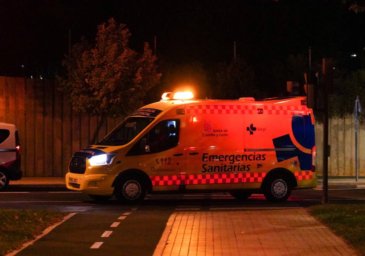 Imagen de archivo de una ambulancia de noche