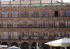 Balcones y contraventanas de diferente tonalidad en la Plaza Mayor.