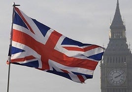 La bandera de Inglaterra, con el Big Ben de fondo.