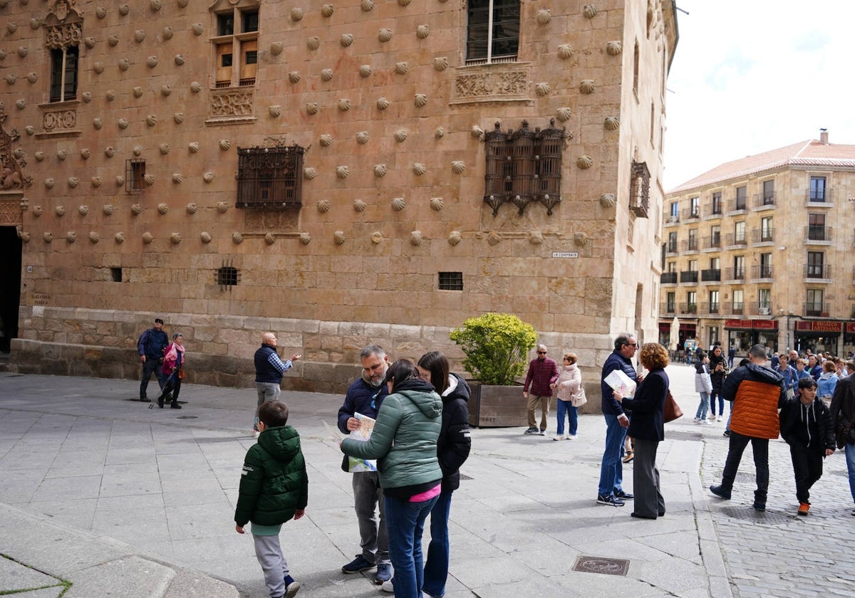 Turistas junto a la Casa de las Conchas.