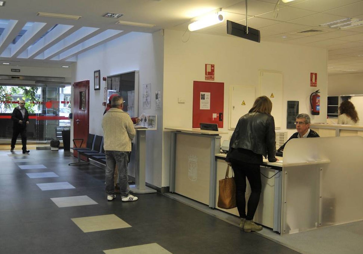 Trabajadores en las oficinas municipales de la calle Íscar Peyra.