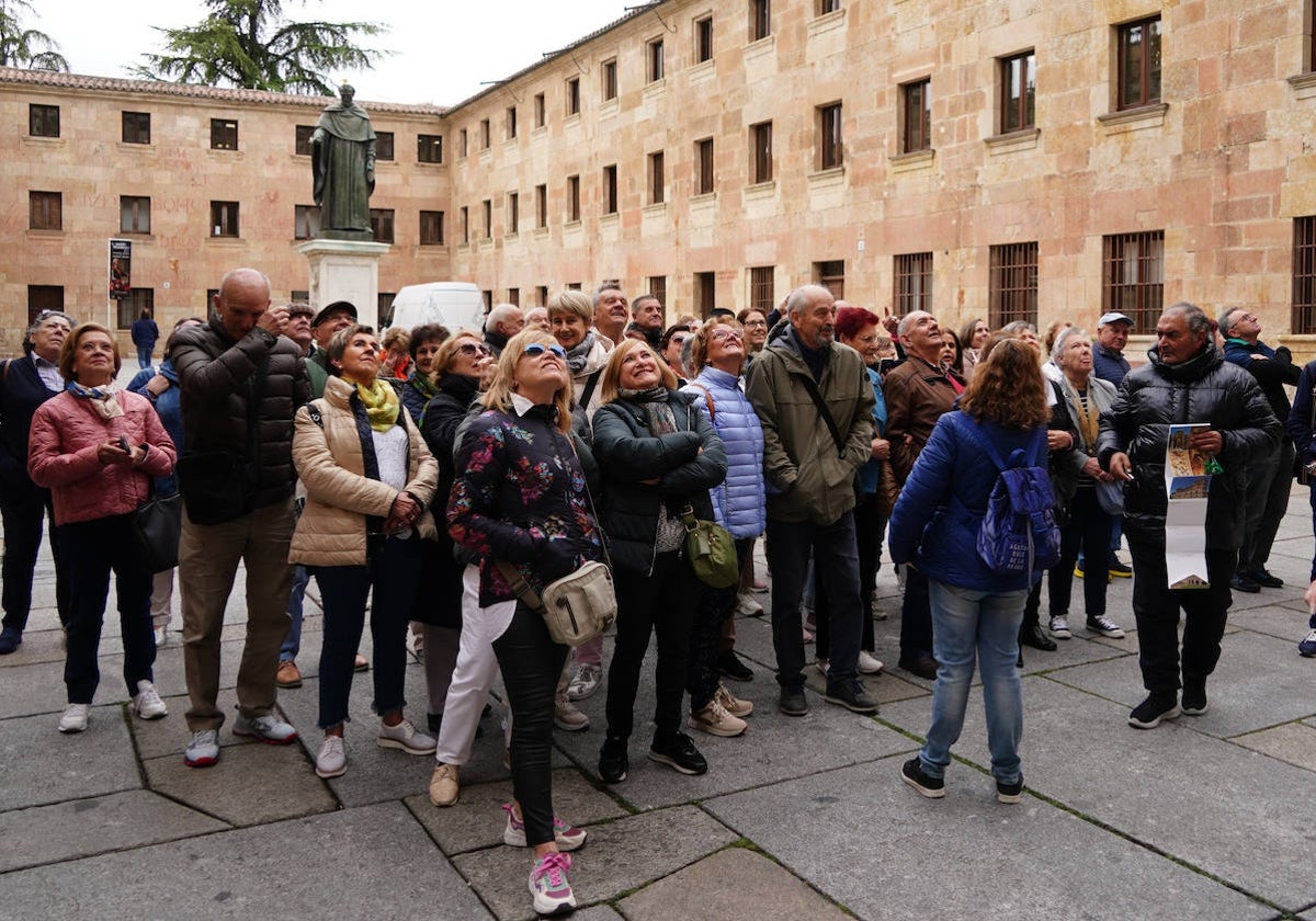 Turistas en el Patio de Escuelas, frente la la fachada rica de la Universidad de Salamanca.