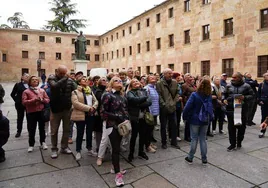 Turistas en el Patio de Escuelas, frente la la fachada rica de la Universidad de Salamanca.