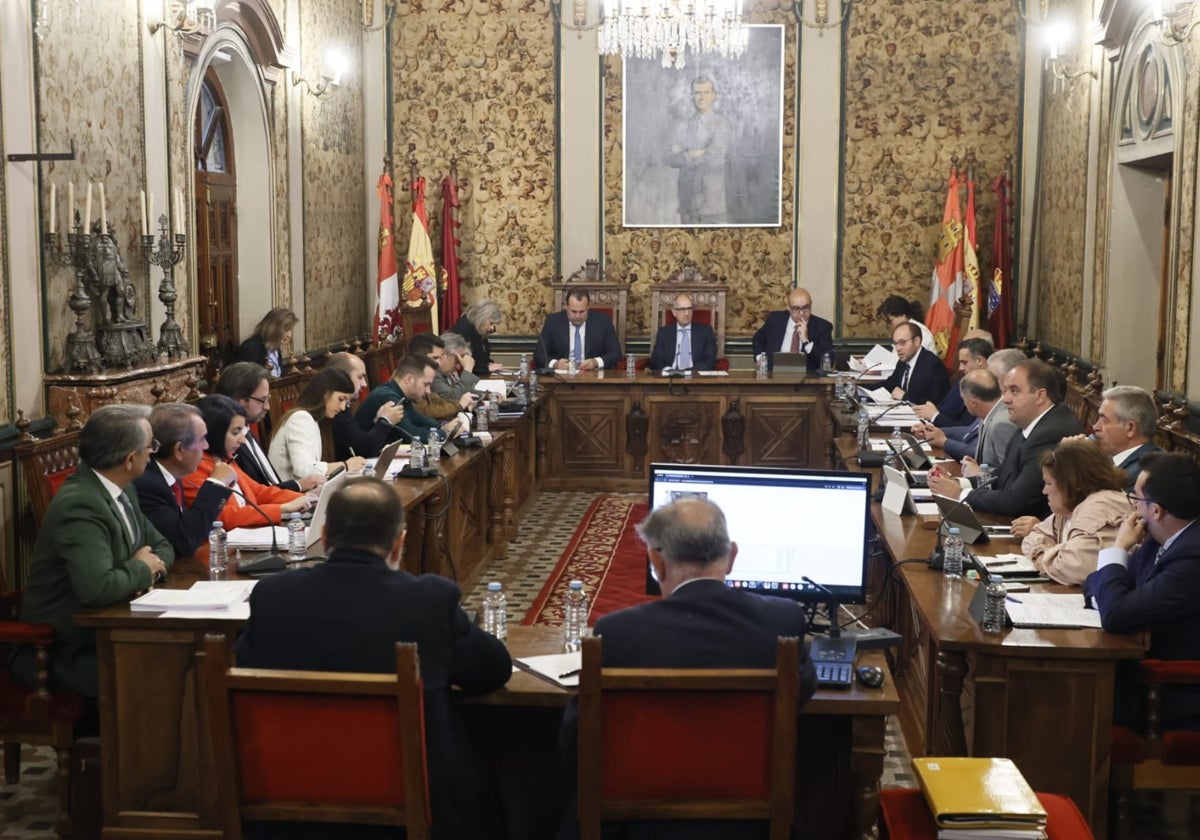 Pleno provincial en la Diputación de Salamanca.