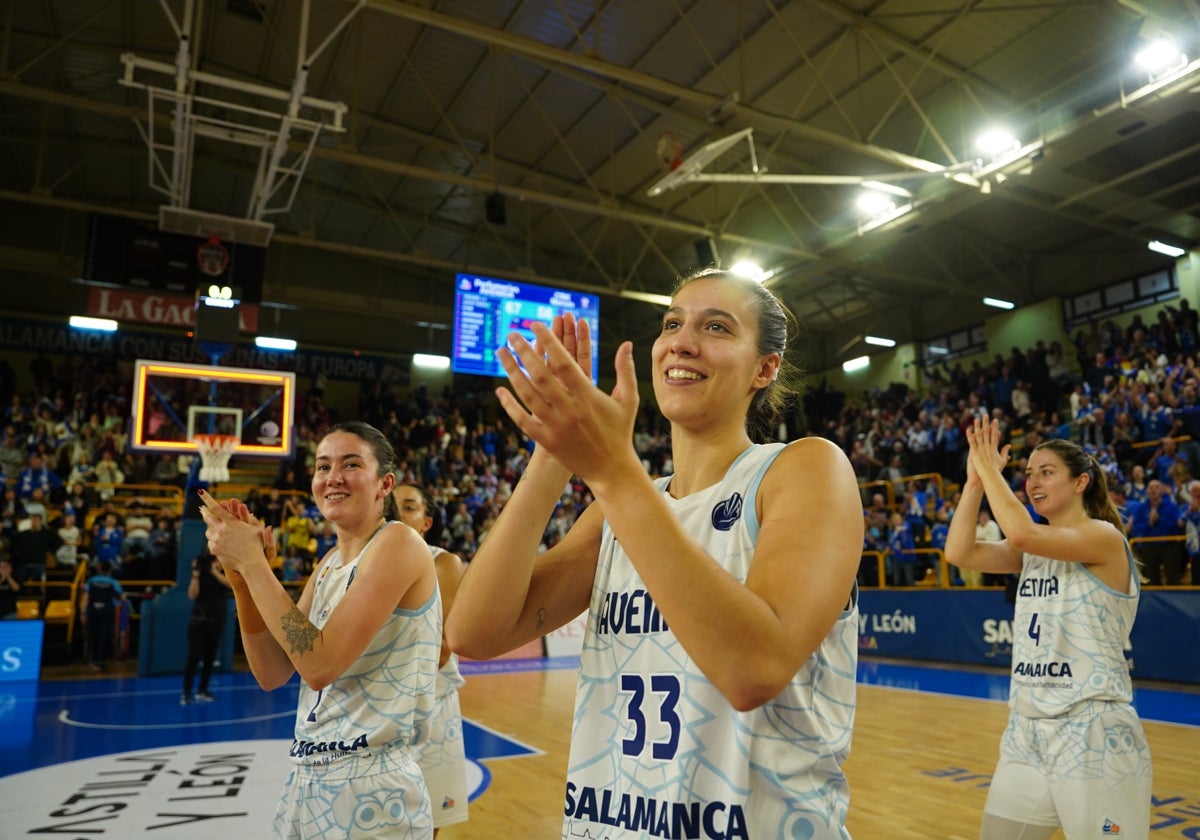 Lucía Rodríguez aplaude a los aficionados tras un partido en Würzburg.