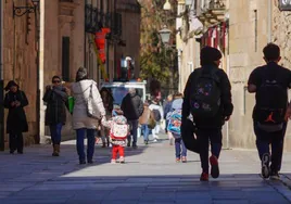 Escolares a la salida de clase por la calle Compañía.