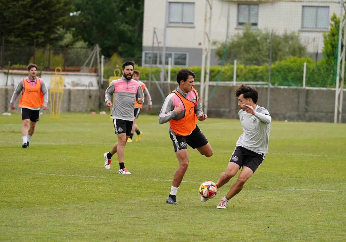 Jorge y Pablo pelean por el balón en un entrenamiento de esta semana en el anexo.