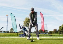 Uno de los participantes, durante el recorrido del sábado en La Valmuza Golf