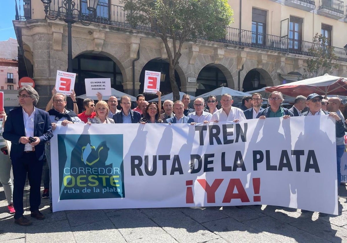 Parte de la delegación salmantina del PP, tras la pancarta reivindicativa este sábado en Zamora.