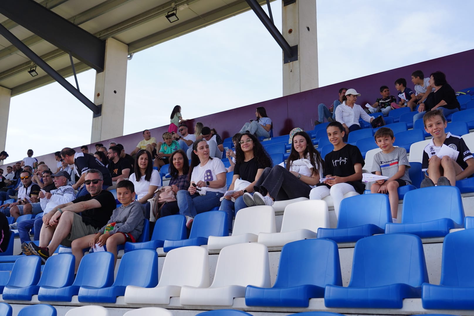 Búscate en la grada del Reina Sofía en el partido contra el Arenteiro