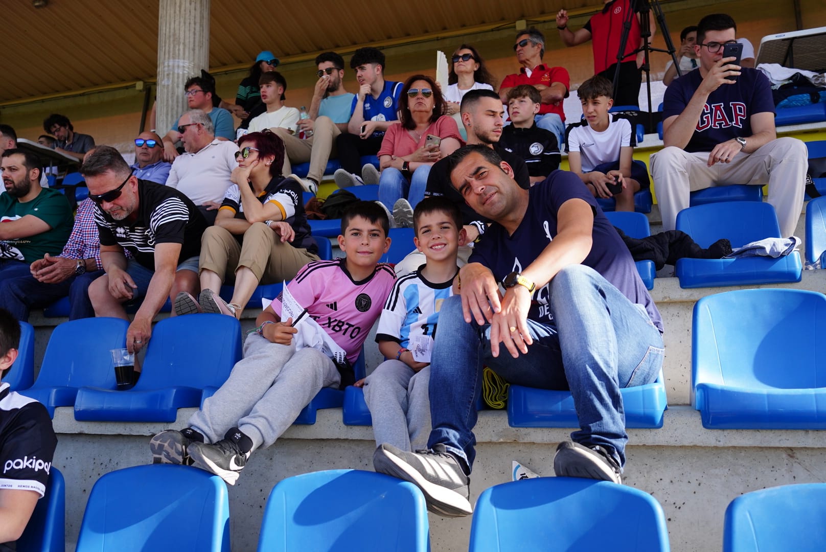 Búscate en la grada del Reina Sofía en el partido contra el Arenteiro