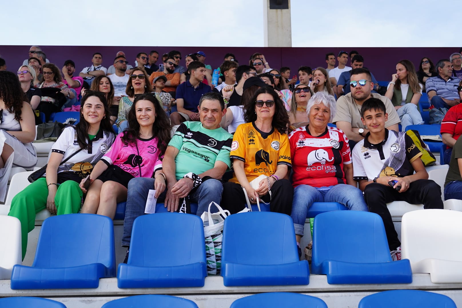 Búscate en la grada del Reina Sofía en el partido contra el Arenteiro