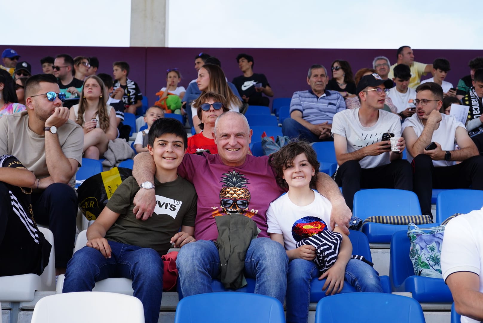 Búscate en la grada del Reina Sofía en el partido contra el Arenteiro