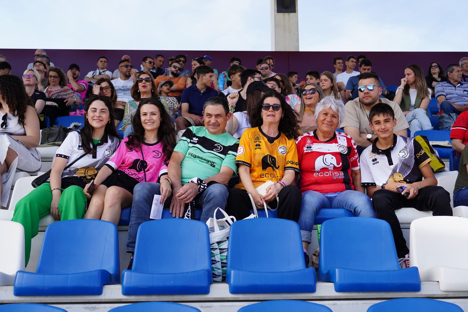 Búscate en la grada del Reina Sofía en el partido contra el Arenteiro