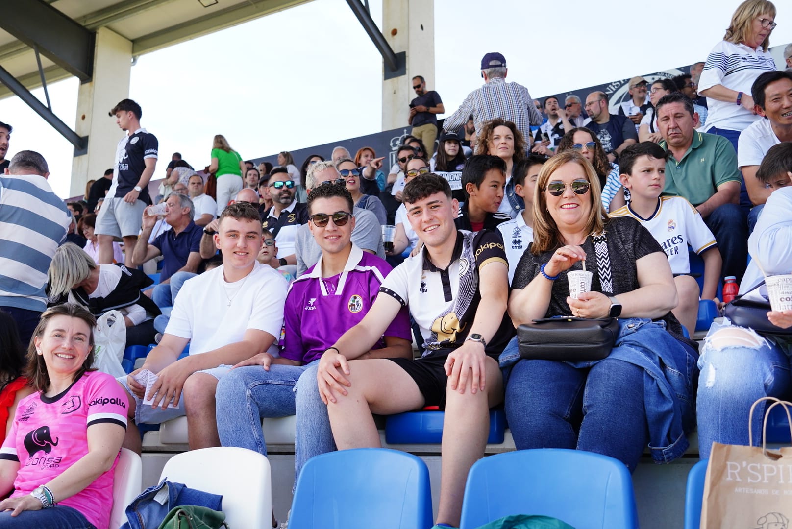 Búscate en la grada del Reina Sofía en el partido contra el Arenteiro